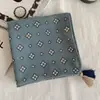 Lenço de Seda Estilo Old Money Vintage Combinado com Camisa Decorativa, Lenço Quadrado de Algodão para Mulheres, Proteção para o Pescoço, Gravata de Pescoço, Lenço de Pescoço com Pingente de Borla