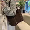Bolso Grande de Remaches Retro 2025 Otoño e Invierno Nuevo Estilo Bolso de Hombro de Pana para el Trabajo con un Ambiente Moderno y Elegante