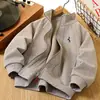 Coleção Primavera 2026 Jaqueta Bordada para Meninos Cardigan Casual Infantil com Gola Alta e Zíper P em Estoque Atacado