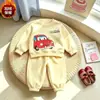 Nuevo conjunto de dos piezas 2026 para niños, con estampados de coches de dibujos animados en una sudadera y pantalones largos, disponible en varios colores y ofrecido para dropshipping