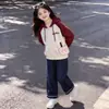 Conjunto de Dos Piezas Versátil para Niñas, Estilo Preppy, Colores Americanos Bloqueados, Sudadera con Capucha y Jeans Elegantes, Primavera/Otoño 2026