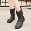 Fabricantes de zapatos para agua al por mayor nuevo tubo antideslizante a cuadros moda para mujer forro cálido resistente al desgaste casual adulto botas de lluvia