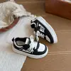Novos sapatos de couro ultra-fibra com sola leve de EVA para meninos atacado estilo coreano sapatos brancos tênis infantis tênis esportivos para crianças grandes moda