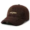 Nueva gorra de béisbol cálida de felpa de lana de cordero versátil de otoño e invierno estilo coreano con bordado en inglés, hace que la cara se vea más pequeña, gorra de béisbol engrosada