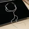 Colar Pingente Metálico em Forma de U com Acabamento de Luxo, Corrente para Suéter Retrátil Resistente, Joia Fashion de Temperamento Levemente Luxuoso para Mulheres, Design Geométrico