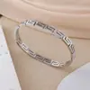Joia de aço inoxidável transfronteiriça, pulseira de alta qualidade para mulheres, aço titânio, não desbota, com padrão da Grande Muralha, design vazado, acessório de pulso na cor dourada