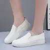 Zapatos blancos para mujer con suelas suaves, zapatos casuales ligeros y versátiles, parte superior de cuero con diseño hueco, transpirables, antideslizantes, zapatos planos de trabajo para mujer, zapatos de enfermera