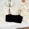 Lingerie feminina sem costura estilo francês com estampa de leopardo, apresentando alças finas, decote de um ombro, sutiã embutido e design sem costas.