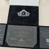 Invitación de boda de doble puerta de terciopelo burdeos con estampado dorado, invitación de boda con insignia de corona estilo europeo de acrílico dorado espejo