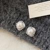 Pendientes de botón de oro con perla de piedra natural para mujer, diseño de nicho con personalidad retro, pendientes sencillos que combinan con todo.