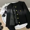 Jaqueta Curta de Veludo Preto Forrada Estilo Chanel 2024 Nova de Alta Qualidade com Gola Redonda para Top Pequeno de Tweed Francês