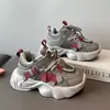 Tenis versátiles para niños con forro polar 2025 invierno estilo moderno para niños zapatos casuales antideslizantes zapatos de papá resistentes a la suciedad para niñas