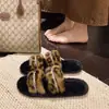 Zapatillas de felpa suave con suela nueva, con pedrería y pelo para mujer, zapatillas de algodón para usar en exteriores, otoño e invierno, de una tira, suela plana versátil, de moda, estampado de leopardo