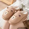Pantuflas de algodón para mujer, nuevo estilo otoño/invierno 2026, con un lindo diseño de oso, adecuadas para uso en interiores, con suela antideslizante, base gruesa y forro cálido; también disponible como juego de pareja y en tallas de hombre