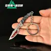 Pingente de chaveiro temático do jogo Delta Force, apresentando uma versão em miniatura do modelo de arma Estrela do Norte, um item decorativo e um pequeno presente
