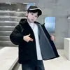 Chaqueta con capucha y forro de polar para niños, nuevo modelo otoño e invierno 2026, chaqueta cálida y holgada para niños mayores, prenda de abrigo de moda