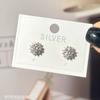 Pendientes de plata de ley S925 para niñas con diseño de copo de nieve y diamantes Mosan. Pendientes distintivos que combinan con todo. Exquisitos, pequeños y modernos pendientes de alta gama.