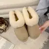 Chinelos de algodão grossos com sola alta e forro de pelo para mulheres, pelúcia espessa (sapatos peludos), novo estilo 2026, chinelos de algodão de cano baixo de inverno para o Nordeste