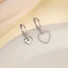 Brincos de Argola para Orelha com Design de Nicho Novos Modernos Coreanos Elegantes Celebridade da Internet Vazados Assimétricos Brincos de Coração