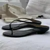 Design único, chinelos de salto baixo para mulheres, sandálias de dedo versáteis com biqueira aberta, chinelos de salto grosso, calçados de verão para uso externo