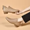 Sapatos Femininos Vintage de Couro Macio com Bico Fino 2026 Outono Novo Versátil Botas de Cano Curto com Salto Baixo de 3cm Sapatos Versáteis Antiderrapantes com Solado Grosso