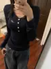 Camiseta Básica Longa V-Neck Ajustada Estilo Retro Americano para Mulheres, Design de Primavera e Outono, Única e Distinta