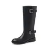 Blogger Outfit Botas de Couro Genuíno de Cavaleiro Cor Colorblock Duas Fivelas 2026 Salto Médio Robusto Bico Redondo Couro Genuíno Cano Alto Longas Femininas 42