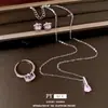 Collar con colgante de gota de agua de circonita, aretes, anillo, juego de lujo ligero de alta gama, joyería elegante y versátil para mujer al por mayor