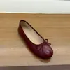 Zapatos de mujer rojos pequeños estilo francés con lazo de fondo plano 2026 primavera y otoño versátiles de ballet suaves para la noche
