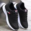 Novo Tênis Respirável Masculino de Tecido Flyknit Cor Sólida Simples Versátil Sapatos Masculinos Casuais para Uso Externo Slip-on Tênis de Malha Tecido Flyknit