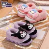 Pantuflas de algodón de invierno Sanrio para niños y niñas, pantuflas cálidas de felpa Kuromi para el hogar padre-hijo con talón cubierto