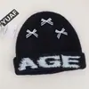 Gorro de alta calidad de mezcla de lana coreana, perfecto para otoño e invierno, hace que tu cara se vea más pequeña, presenta un patrón de jacquard con letras y tiene un ajuste holgado y cómodo