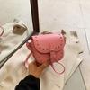 Moda Nova Outono/Inverno 2026 Mini Bolsa Sela Tachada Punk Tendência Cool Bolsa Transversal para Meninas Acessórios Porta-Moedas
