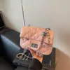 Bolsa Pequena Quadrada com Padrão de Diamantes para Mulheres, Versátil Novo Estilo Bolsa de Ombro Transversal Inspirada na Chanel, Bolsa de Ombro da Moda para o Dia a Dia