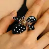 Pulseira Anel Plissado Irregular Flor Europeia e Americana Cruzada Luz Leve Luxo High-End Design de Moda Nicho Joia de Mão para Mulheres