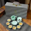 Tetera con Forma de Pez Celadón y Juego de Seis Tazas de Té para Uso Doméstico, Simple y Portátil, Adecuado como Regalo o Recuerdo de Evento, Se Puede Personalizar con Logo