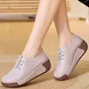 Sapatos femininos de salto plataforma exclusivos para exportação, novo estilo 2026, sola macia, confortáveis, sola grossa, que aumentam a altura, sapatos casuais de couro para mulheres