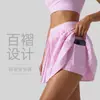 Nova saia plissada de verão com design anti-exposição, cintura de cor contrastante, adequada para fitness e corrida, falso two-piece com fenda e bolsos, minissaia de ioga
