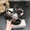 Sandálias Femininas de Tiras Cruzadas Estilo Fada 2026 Verão Novo Slip-on Bico Aberto Plataforma Casual Praia Sandálias Versáteis