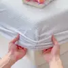 Sábana Bajera de Terciopelo de Leche Versión Engrosada Cubrecolchón de Calentamiento Rápido de Tres Segundos Fabricante Venta al Por Mayor Sábana Bajera de Una Pieza Personalización por Muestra Faldón de Cama Cubrecolchón