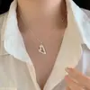 Pendientes y collar de moda minimalista europeo y americano con diseño irregular de línea en forma de corazón brillante para mujer, diseño de nicho, lujo ligero y pendientes exquisitos