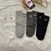Nuevos calcetines de otoño e invierno estilo coreano ins, a media pantorrilla, con bordado de cachorro de dibujos animados y la letra AB en el talón, asimétricos para pies izquierdo y derecho