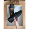 Sapatos de salto baixo versáteis, versão com sola macia para mulheres, bico quadrado francês, tiras cruzadas, couro macio, sola plana, novo estilo 2026, sapatilhas