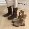 Botas Western de camurça simples e retrô para mulheres, nova coleção de outono de 2026, com design plissado e franzido, salto médio e estilo de bota curta.