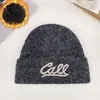 Chapéu de Tricô Bordado com Letra Estilo Coreano para Mulheres, Chapéu de Lã Quente para Outono e Inverno, Chapéu Pulôver Espessado com Proteção para Orelhas para Estudantes, Tendência de Chapéu para o Frio
