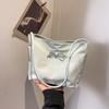 Bolso de hombro coreano Xiaozhong para mujer, bolso de hombro informal de moda, bolso de cubo portátil combinable de verano 2024