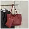 Bolsa Tote Grande Capacidade Retrô 2025 Nova Tendência Bolsa de Ombro em Couro Macio Bolsa Casual Elegante para Trabalho e Dia a Dia