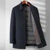 Casaco de lã de comprimento médio com mistura de 50% lã de ovelha, gola virada, abotoamento simples, forro destacável com enchimento de plumas e mangas compridas, casaco masculino