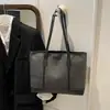 Bolsa de Hombro Cruzada de Gran Capacidad Elegante Colores Nuevos Otoño/Invierno 2025 Bloques de Color Acolchado Textura Simple Debajo del Brazo Tote para Mujer