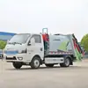 El nuevo camión de basura de compresión híbrido enchufable de energía puede equiparse con un mecanismo de volcado para la recolección de residuos domésticos urbanos con cero emisiones